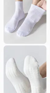 Detaillierte Ansicht weißer Herren Sportsocken mit atmungsaktivem Mesh und Frotteeboden.