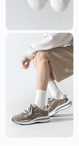 Detailansicht atmungsaktiver weißer Mittelrohr Baumwoll Sport Socken für Herren im Sommer Outfit.