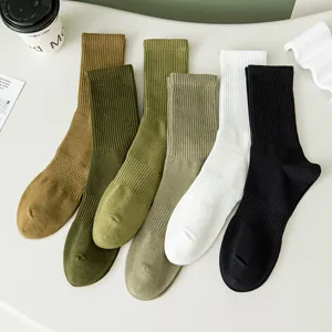 Japanische Mid-Tube Sport Herren Socken, atmungsaktive Baumwoll Laufstrümpfe in bunten Farben.