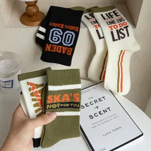 Calcetines largos de algodón con estampado de letras estilo streetwear para hombres y mujeres.