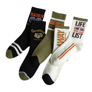 Calcetines largos informales para hombre con estampados de letras de estilo urbano.