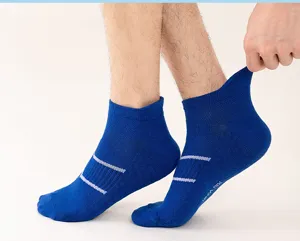 Men's athletic ankle socks, breathable mesh running socks with tab design, comfortable sports socks.