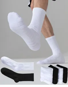 Detailansicht sportlicher Mittelsocken mit atmungsaktivem Frotteeboden und rutschfestem Design.