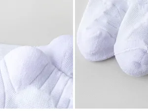 Detailaufnahme von weißen Sportsocken mit atmungsaktivem Mesh und dickem Frotteeboden.
