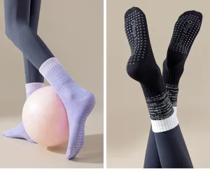 Calzini da yoga antiscivolo professionali da donna in cotone traspirante per pilates.