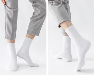 Nahaufnahme Detail von Herren einfarbigen weißen Socken, feine Strickstruktur, bequem.