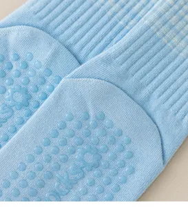 Calzini antiscivolo da yoga per donna, calze lunghe in cotone blu per pilates con gommini.