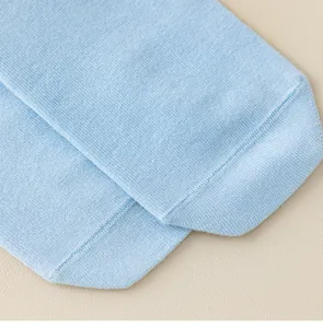 Vista dettagliata calzini da yoga cotone azzurro chiaro, primo piano tessuto morbido.