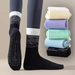 Calzini da yoga antiscivolo con suola grip, calze lunghe in cotone per pilates, fitness e sport.