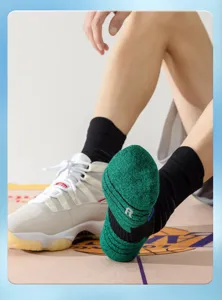 Detailansicht von Herren Basketball Socken mit Frotteesohle und rutschfestem Design.