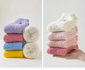 Vue détaillée de chaussettes duveteuses en polaire corail chaude, texture douce et confortable.