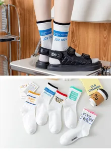 Vue de détail rapprochée de chaussettes mi-hautes blanches élégantes avec des imprimés tendance.