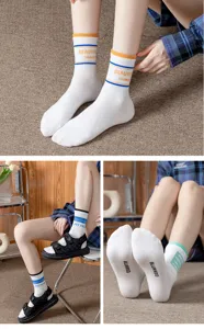 Détails de chaussettes en coton pour femmes élégantes avec imprimés lettres et poignets rayés.