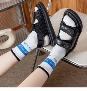 Chaussettes tendance pour femmes en coton confortable au design sportif pour un usage quotidien.