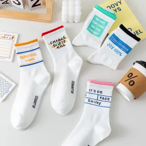 Chaussettes mi-hautes en coton pour femmes avec imprimés tendance et bords colorés pour style casual.
