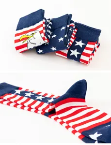 Detailansicht langer Herren-Großsocken mit patriotischem US-Adler- und Flaggenmuster.