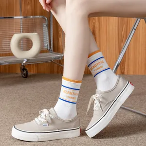 Chaussettes mi-hautes en coton et chaussures de skate en toile, élégantes pour le quotidien.