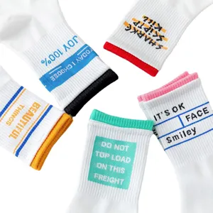 Chaussettes mi-mollet blanches tendance pour femmes avec imprimés élégants et bords côtes colorés.