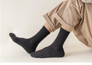 Gedetailleerd overzicht van comfortabele zwarte geribbelde katoenen sokken getoond.