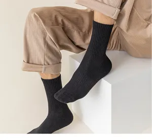 Effen zwarte geribbelde sokken met verdikte badstof zool voor comfort, detailweergave.