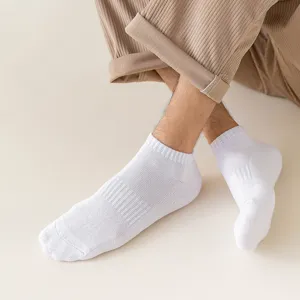 Effen witte enkelsokken met dikke badstof onderkant voor comfortabel dagelijks gebruik.