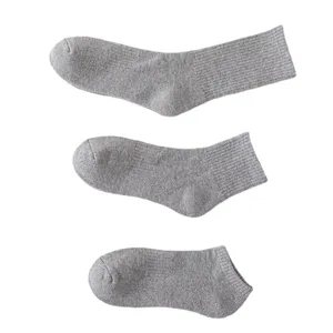 Grijze effen katoenen sokken set met verschillende lengtes voor dagelijks gebruik.