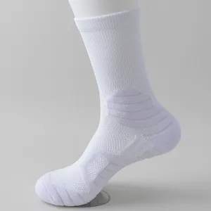 Chaussettes de sport blanches pour hommes, chaussettes de basket respirantes et matelassées.