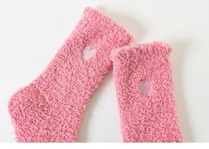 Vue détaillée de chaussettes de sommeil en polaire corail pour femmes, texture douce et rose.