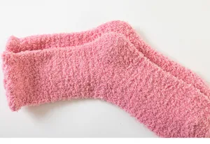 Vue détaillée de chaussettes en polaire corail épaisse, matière rose douce pour dormir.