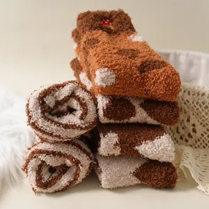 Gemütliche Korallenfleece Damen-Mittelsocken, dicke warme Winterschlaf Socken mit braunen Flecken.