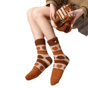 Damen verdickte warme Korallenfleece Wadenstrümpfe mit braunem Herz Streifen Design Winter