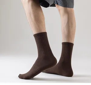 Calcetines deportivos de canalé marrón liso para hombre, calcetines cómodos de mezcla de algodón.