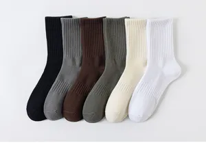 Calcetines acanalados de hombre set multicolor, vista detallada muestra textura y calidad.