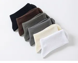 Detalle de calcetines de tubo medio acanalados lisos para hombre algodón multicolor