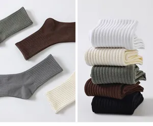 Calcetines de canalé de algodón de tubo medio para hombre en varios colores para uso diario.