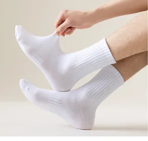 Vista de primer plano de calcetines deportivos blancos acanalados para hombre con elasticidad.