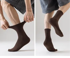 Vista detallada de calcetines lisos de algodón acanalado para hombre, elásticos y cómodos.