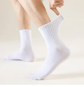 Detalle de calcetines deportivos blancos de algodón con puño acanalado y textura suave.