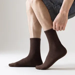 Calcetines de media pantorrilla marrones para hombre, diseño cómodo acanalado para diario y deportes.
