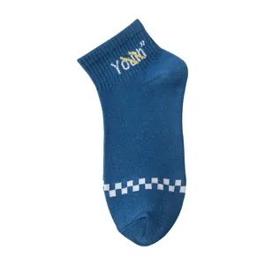 Herren Freizeit atmungsaktive Kurzsocken mit modischem Buchstabenstrick und Karomuster.