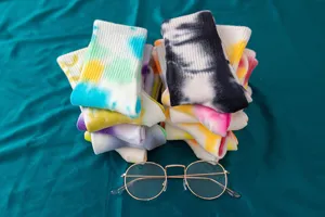 Chaussettes colorées tie-dye pour hommes et femmes, style streetwear sportif tendance.