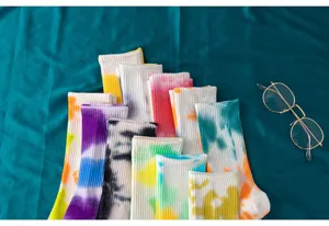 Gros plan de chaussettes mi-hautes multicolores tie-dye, motif dégradé, texture textile.