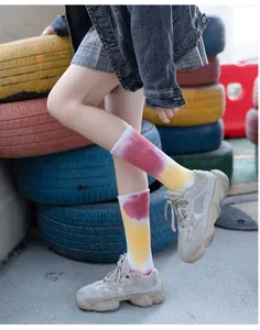 Chaussettes mi-mollet tie-dye colorées de style streetwear pour tenues et mode quotidienne.