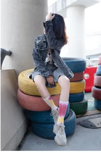 Chaussettes de sport mi-mollet tie-dye colorées pour couples streetwear tendance et mode.