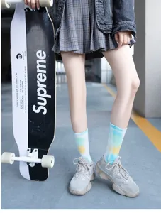 Gros plan de chaussettes tie-dye colorées aux tons pastel vibrants pour un look streetwear.