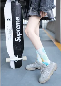 Gros plan détaillé de chaussettes tendance effet tie-dye assorties à des baskets streetwear.