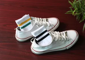 Calzini sportivi bianchi da studente con due righe a contrasto, classici calzini in cotone.