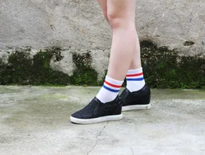 Calzini di cotone bianco classici con strisce sportive rosse e blu per l'uso quotidiano.