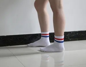Calzini bianchi giovanili con righe rosse e blu, calzini sportivi in cotone per studenti.
