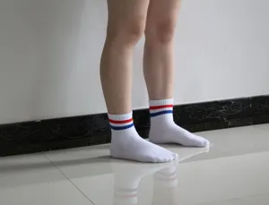 Calzini sportivi bianchi a tubo medio per giovani con strisce rosse e blu, cotone casual.